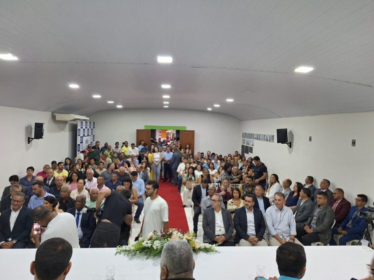 Vereadores entregam Títulos de Cidadania Honorária e Comenda Honra ao Mérito Nanuquense