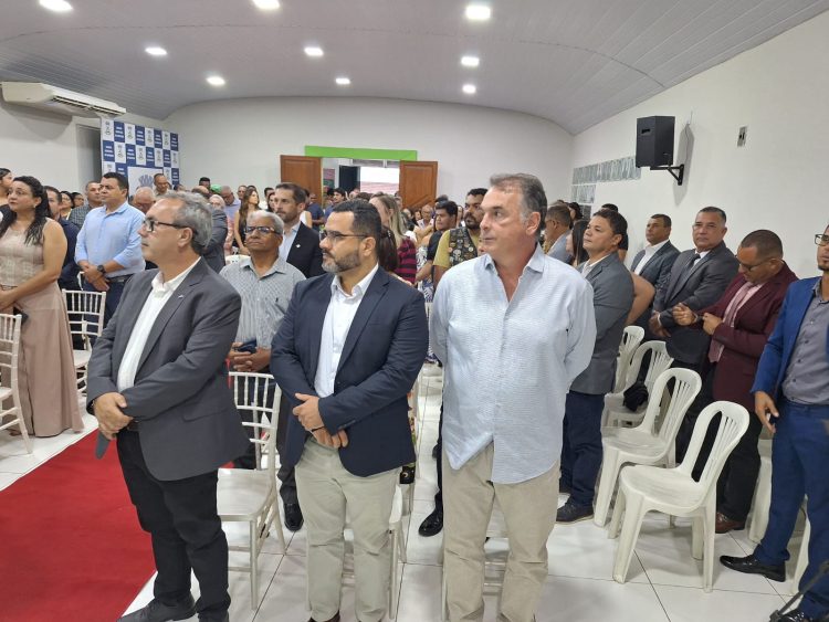 Vereadores entregam Títulos de Cidadania Honorária e Comenda Honra ao Mérito Nanuquense