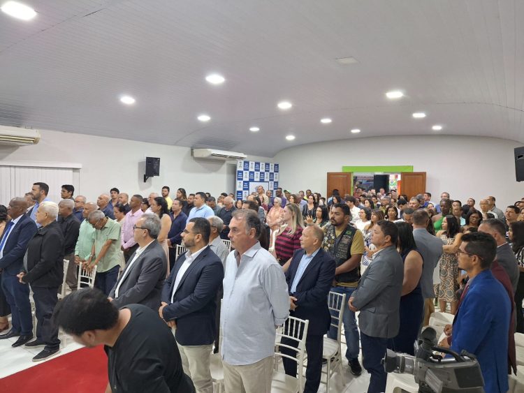 Vereadores entregam Títulos de Cidadania Honorária e Comenda Honra ao Mérito Nanuquense
