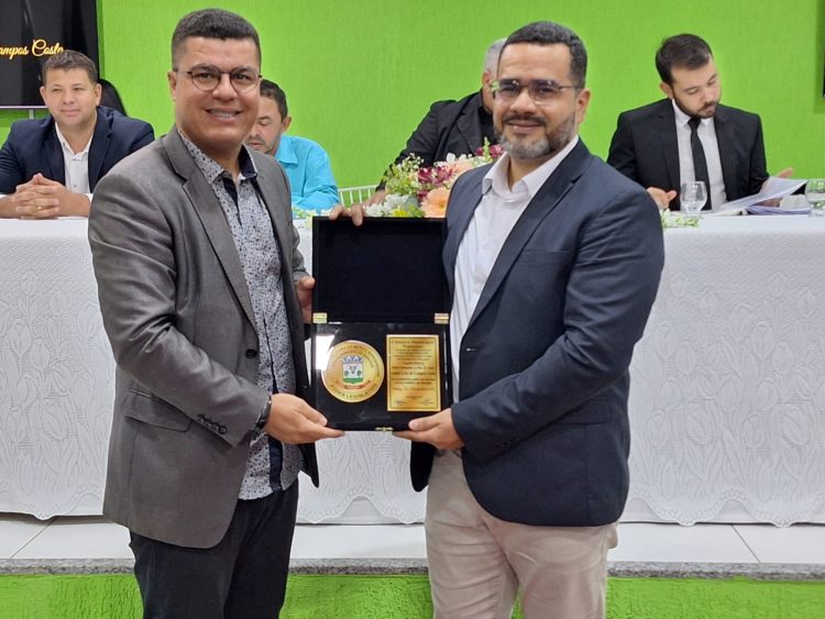 Vereadores entregam Títulos de Cidadania Honorária e Comenda Honra ao Mérito Nanuquense