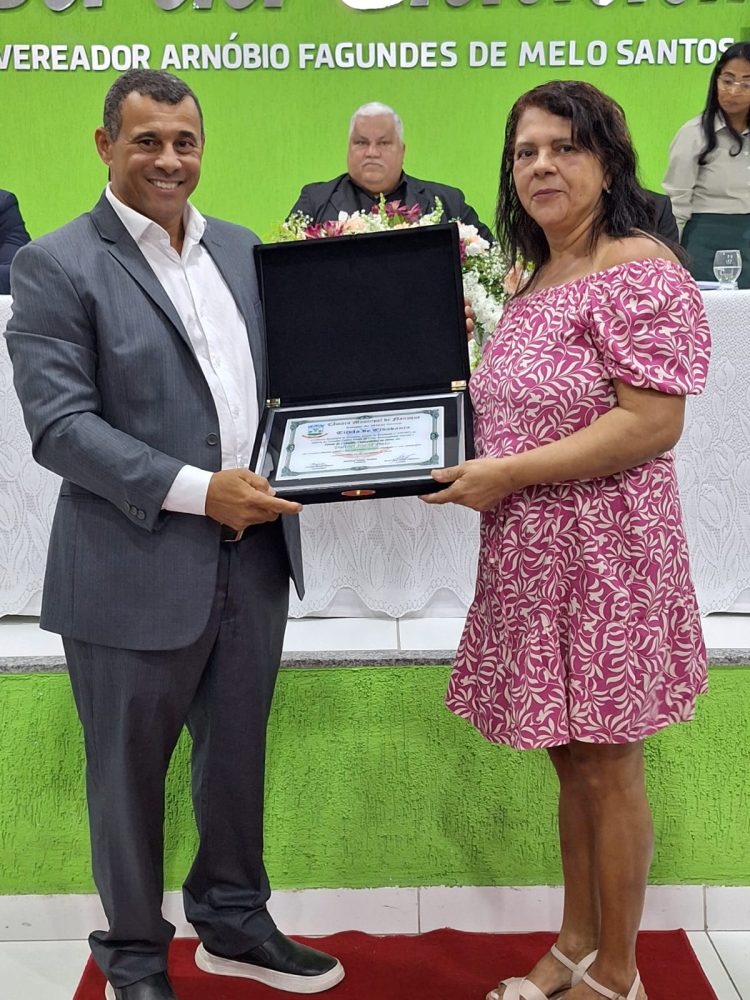 Vereadores entregam Títulos de Cidadania Honorária e Comenda Honra ao Mérito Nanuquense