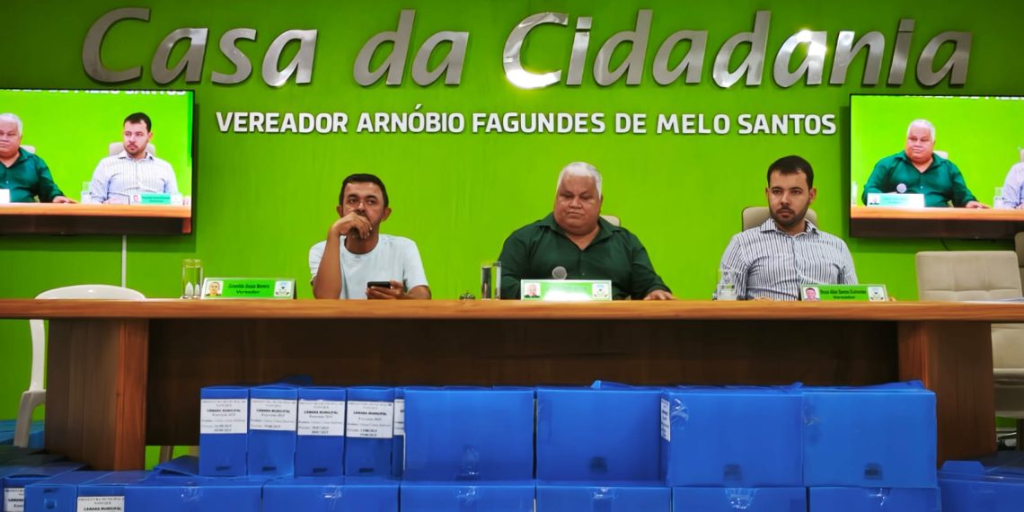 Comissão de Finanças recebe pastas contendo a prestação de contas da Prefeitura do exercício de 2025