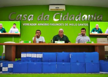 Comissão de Finanças recebe pastas contendo a prestação de contas da Prefeitura do exercício de 2025