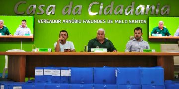 Comissão de Finanças recebe pastas contendo a prestação de contas da Prefeitura do exercício de 2025