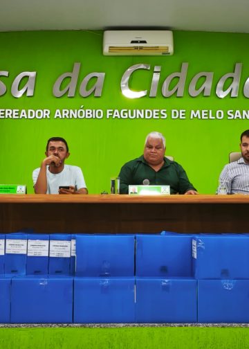 Comissão de Finanças recebe pastas contendo a prestação de contas da Prefeitura do exercício de 2025