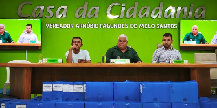 Comissão de Finanças recebe pastas contendo a prestação de contas da Prefeitura do exercício de 2025